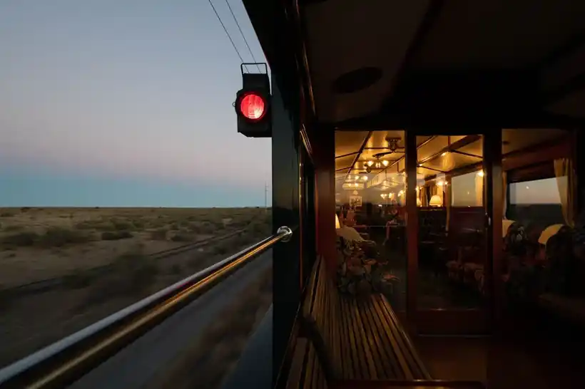 Kokken tilbereder middag i spisevognen ombord på luksustoget Rovos Rail