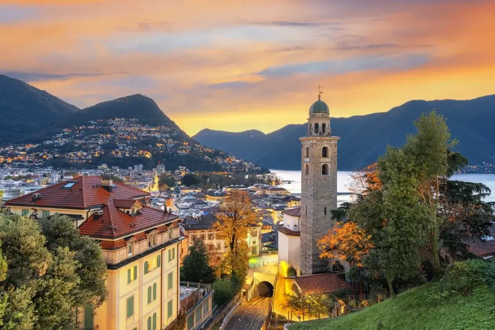 Udsigt over Lugano og søen i det sydlige Schweiz