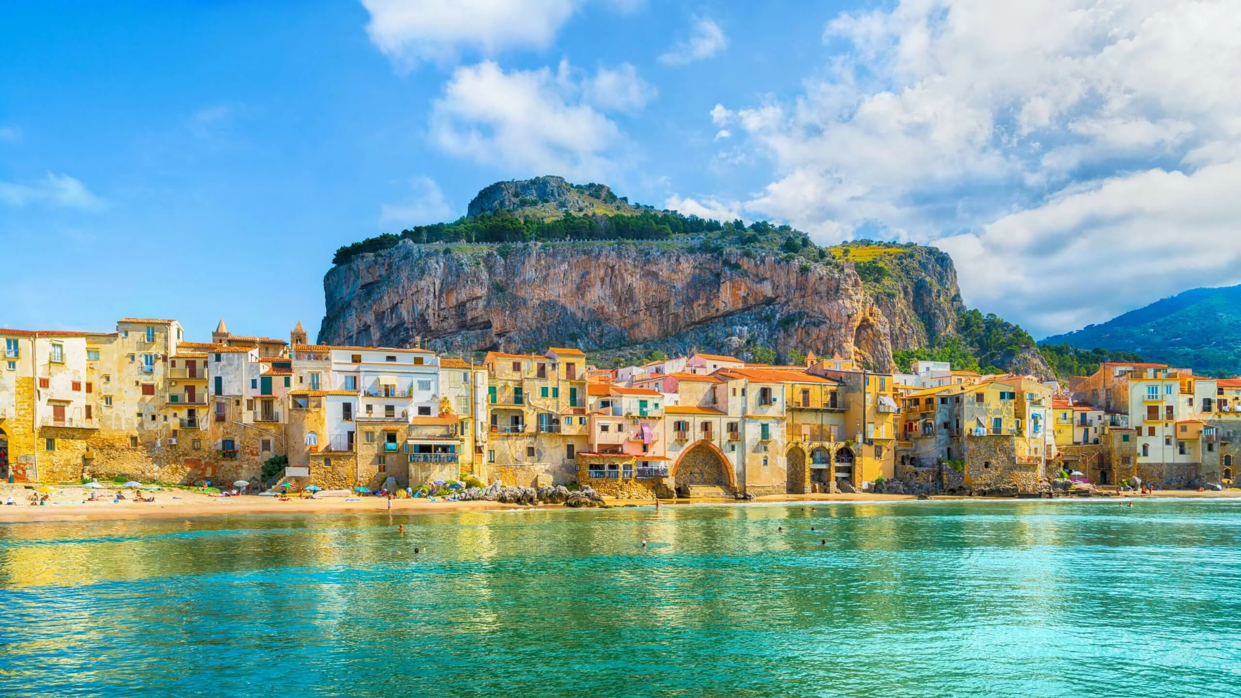 Middelalderbyen Cefalù ved Siciliens kyst