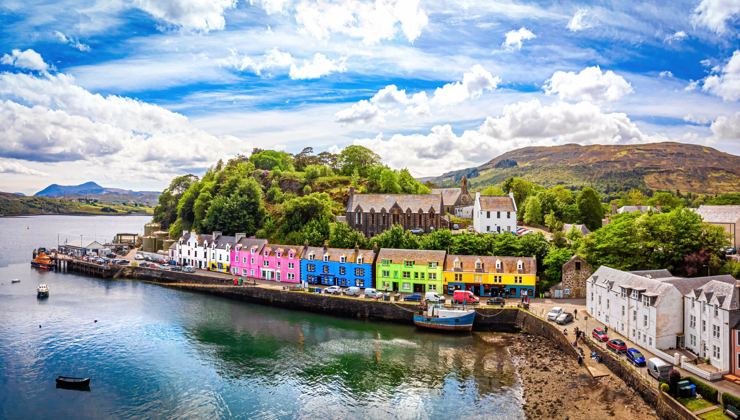 Farverige huse i Portree på Isle of Skye i det skotske højland