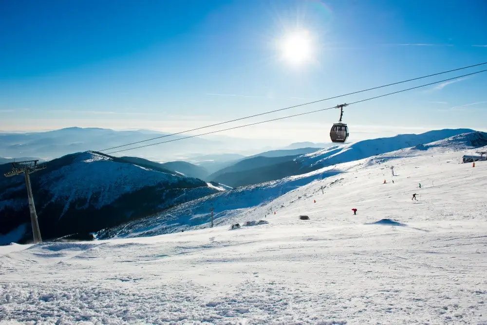 Gondolbane over en bred piste i Jasná, velegnet til familier