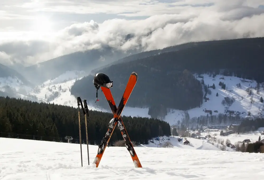 Ski og stave sat i sneen med udsigt over de tjekkiske bjerge
