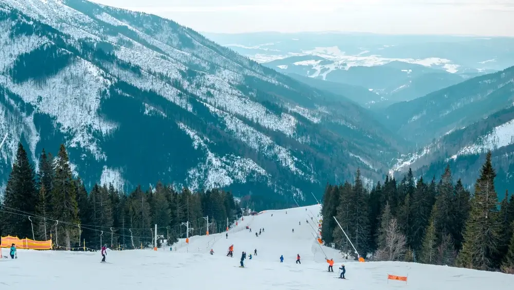 Bred skipiste i Jasná i Slovakiet med udsigt over dalen