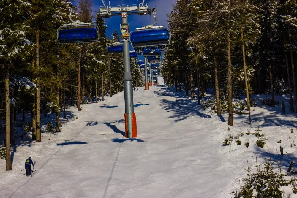 Skilift gennem skoven ved Černá Hora i Tjekkiet
