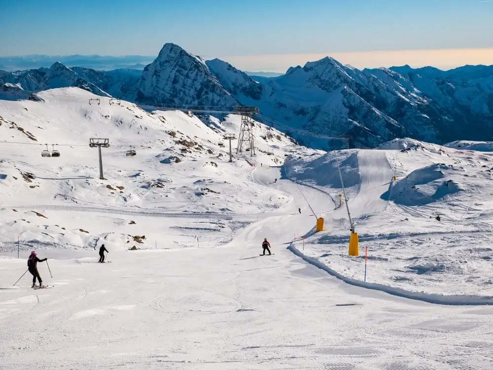 Skilift og afmærket piste i et alpint skiområde