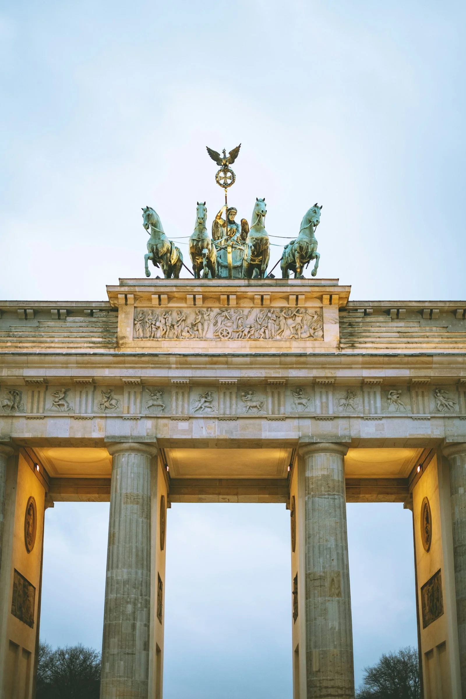 Brandenburger Tor i Berlin med Quadrigaen mod himlen