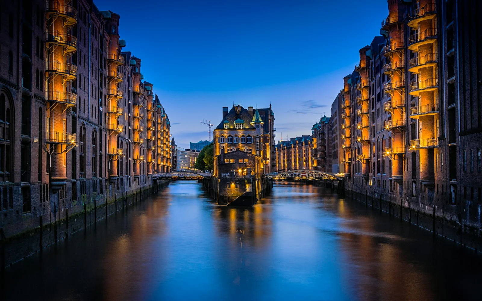 Hamborgs Speicherstadt ved aften med oplyste pakhuse langs kanalen