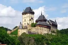 Karlštejn-borgen i Tjekkiet — et af studieturens historiske besøgsmål