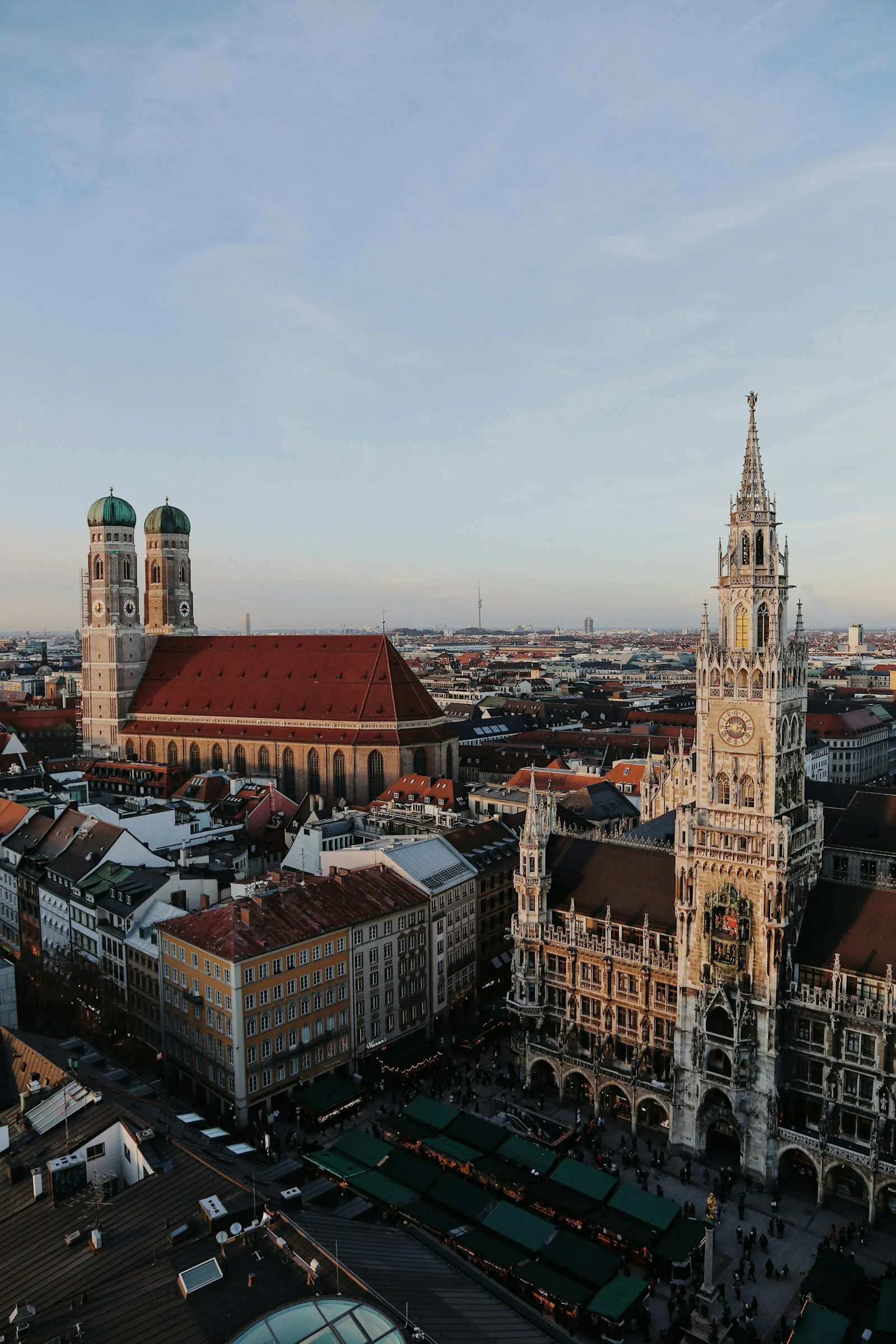 Udsigt over Münchens gamle bymidte med Frauenkirche og rådhustårnet