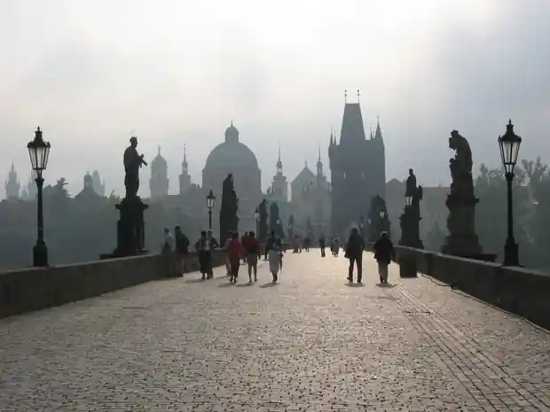 Vltava-floden gennem Prag med byens mange broer